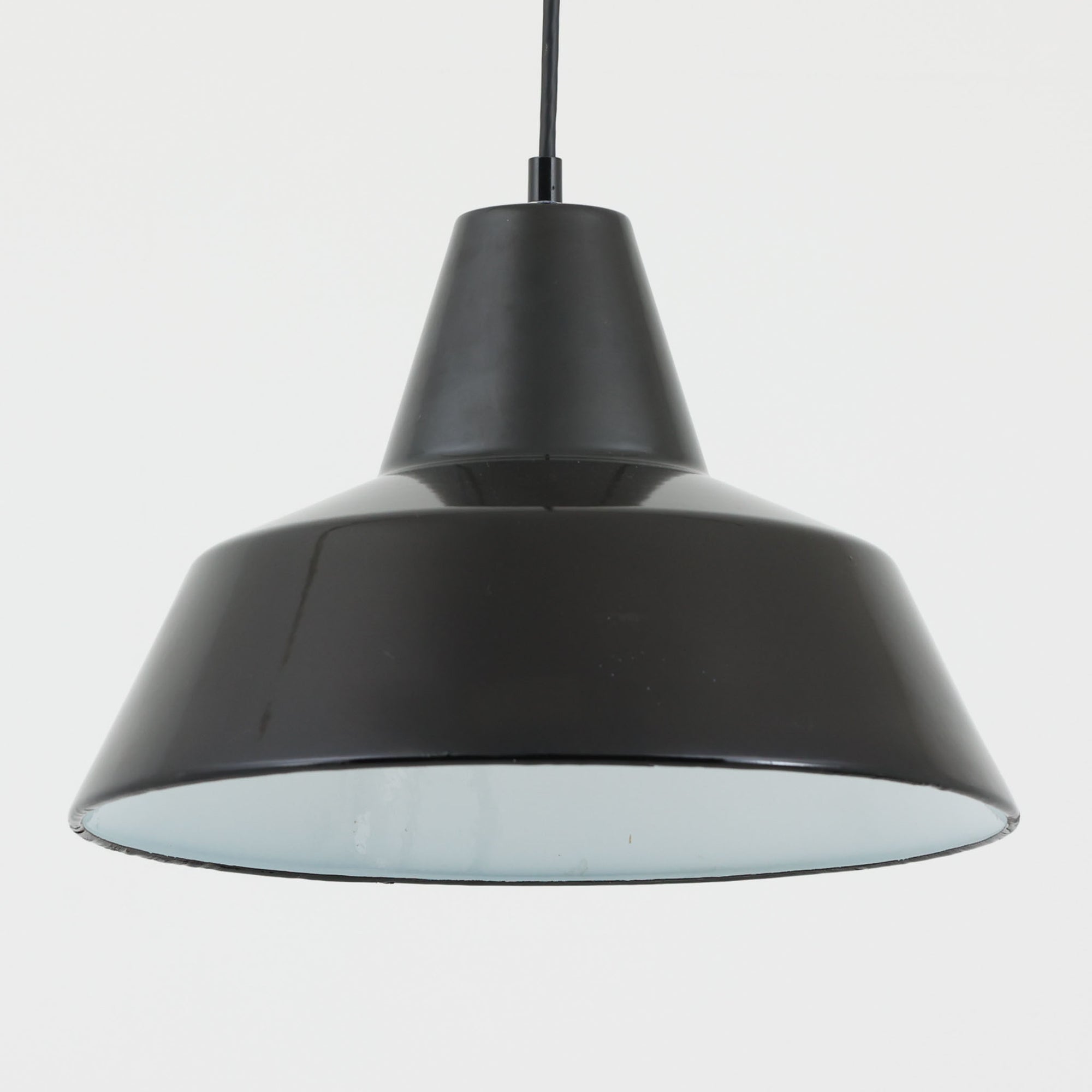 「The work shop lamp」です。Louis Poulsen社の定番ランプ。復刻品はアルミ製ですが、こちらはビンテージ品ならではの琺瑯＆エナメルモデル。艶感が魅力的です。