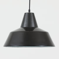 「The work shop lamp」です。Louis Poulsen社の定番ランプ。復刻品はアルミ製ですが、こちらはビンテージ品ならではの琺瑯＆エナメルモデル。艶感が魅力的です。