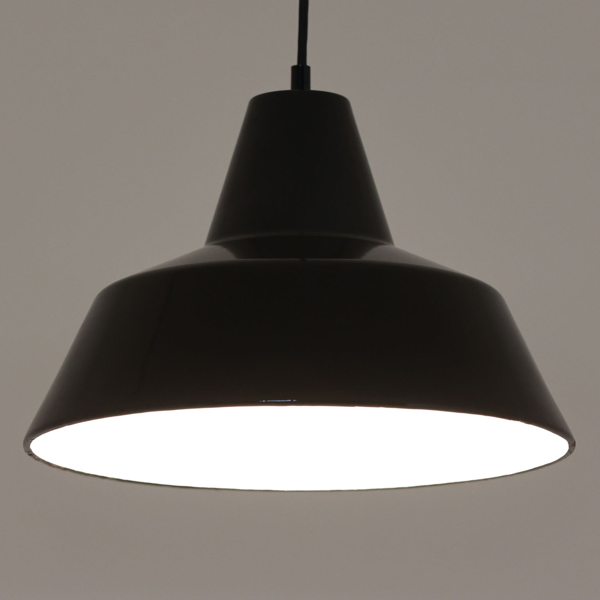 「The work shop lamp」です。Louis Poulsen社の定番ランプ。復刻品はアルミ製ですが、こちらはビンテージ品ならではの琺瑯＆エナメルモデル。艶感が魅力的です。