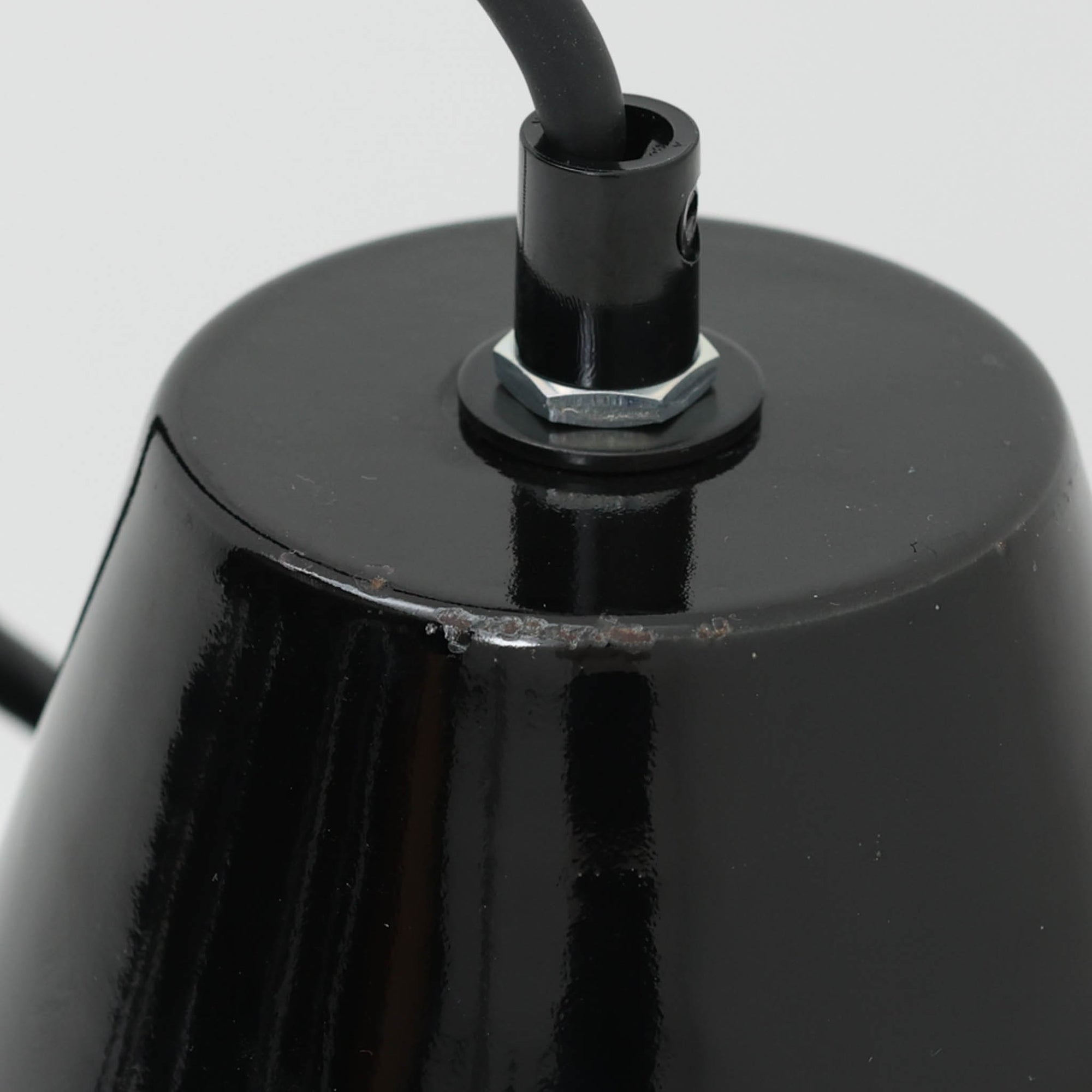 「The work shop lamp」です。Louis Poulsen社の定番ランプ。復刻品はアルミ製ですが、こちらはビンテージ品ならではの琺瑯＆エナメルモデル。艶感が魅力的です。