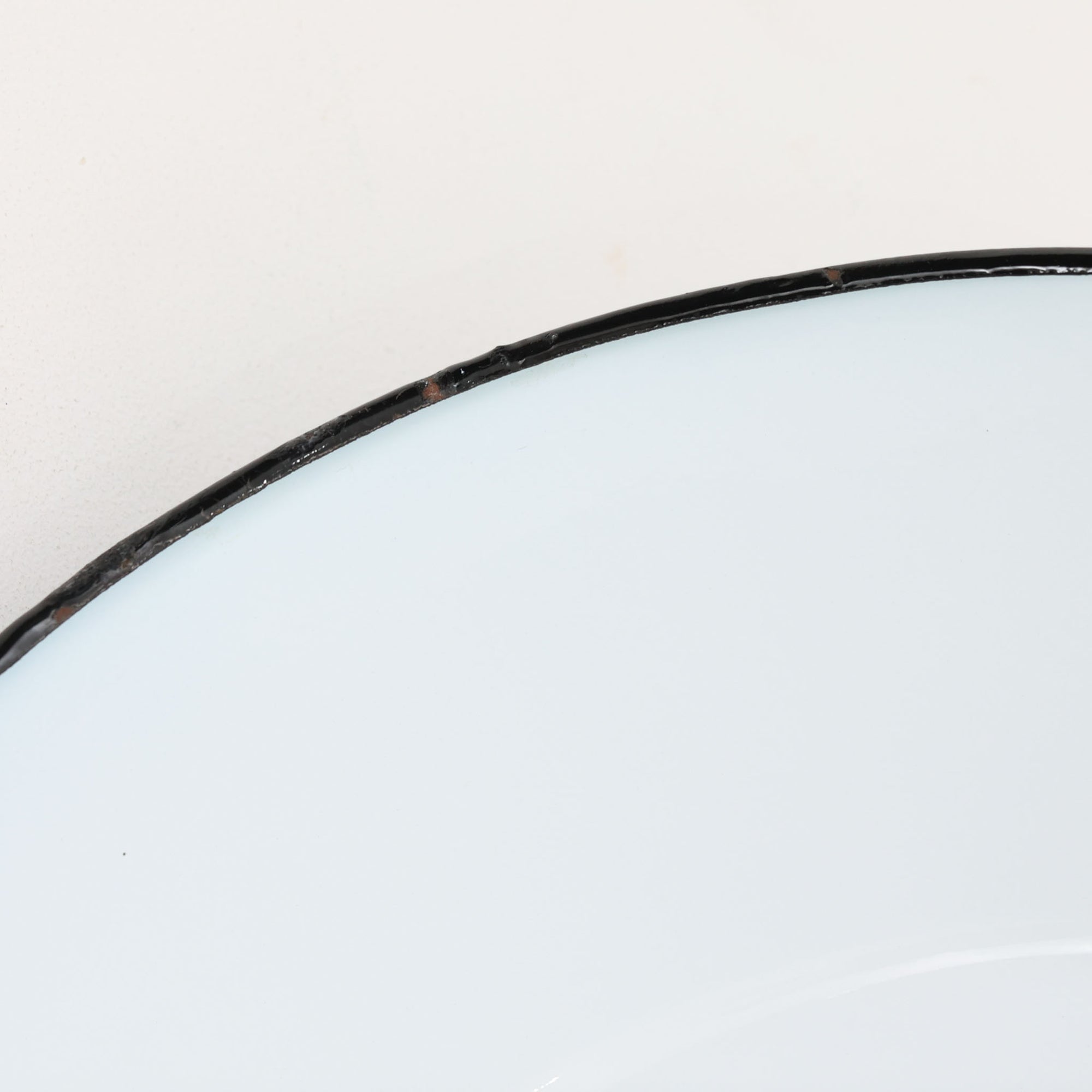 「The work shop lamp」です。Louis Poulsen社の定番ランプ。復刻品はアルミ製ですが、こちらはビンテージ品ならではの琺瑯＆エナメルモデル。艶感が魅力的です。