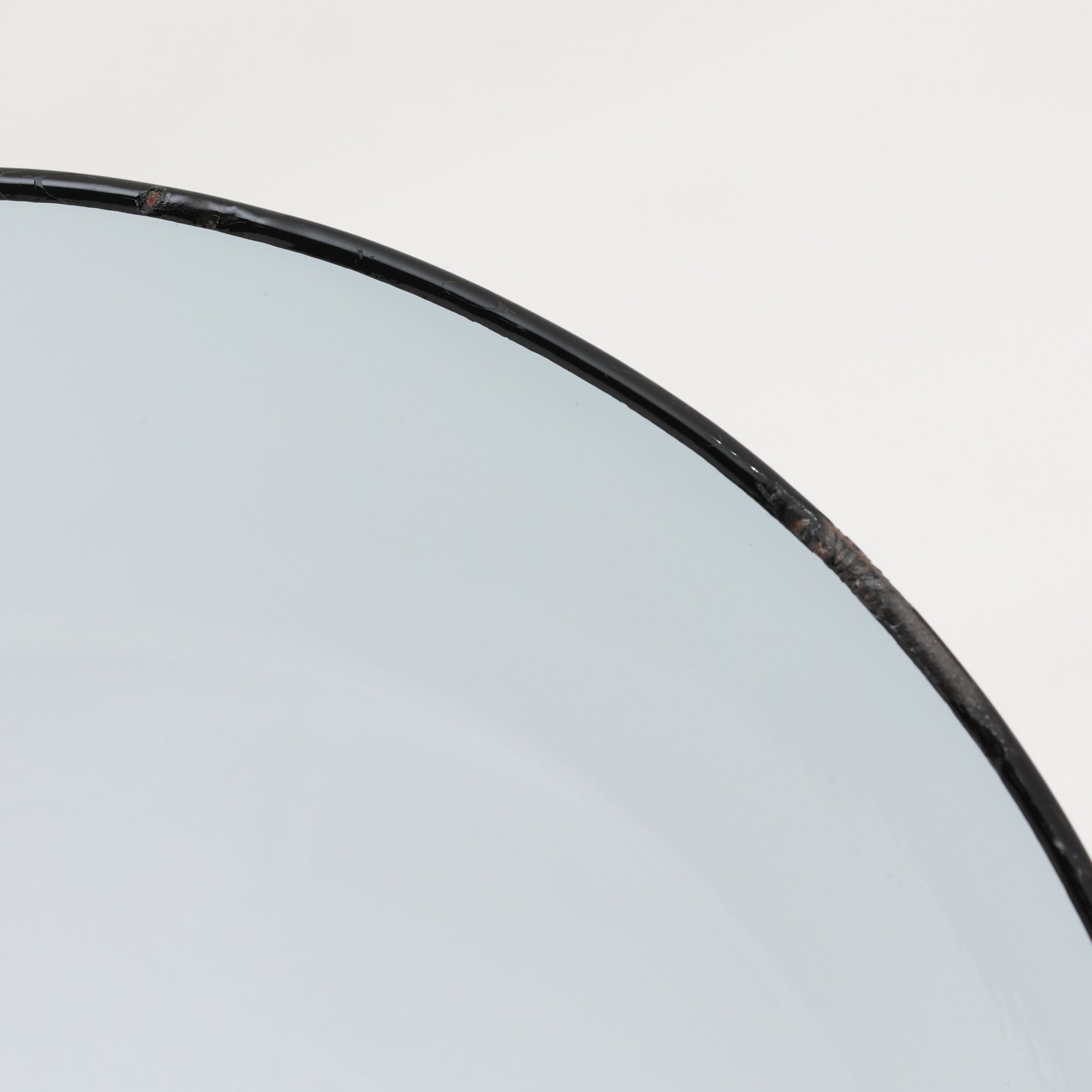 「The work shop lamp」です。Louis Poulsen社の定番ランプ。復刻品はアルミ製ですが、こちらはビンテージ品ならではの琺瑯＆エナメルモデル。艶感が魅力的です。