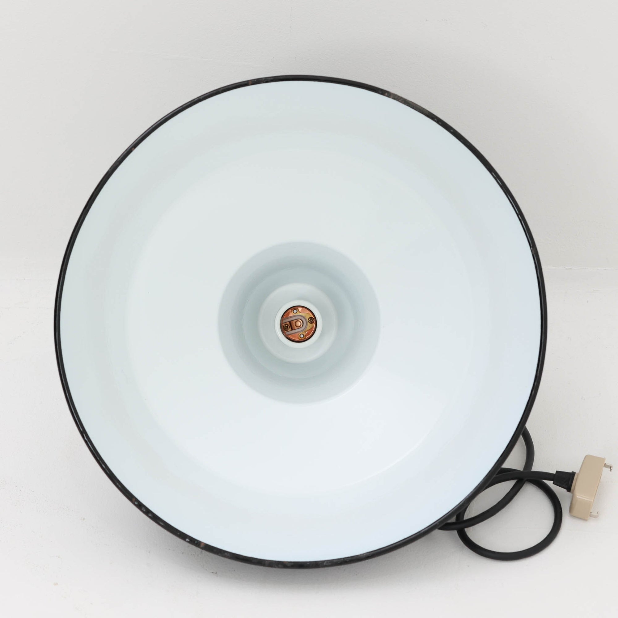 「The work shop lamp」です。Louis Poulsen社の定番ランプ。復刻品はアルミ製ですが、こちらはビンテージ品ならではの琺瑯＆エナメルモデル。艶感が魅力的です。