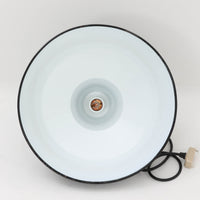 「The work shop lamp」です。Louis Poulsen社の定番ランプ。復刻品はアルミ製ですが、こちらはビンテージ品ならではの琺瑯＆エナメルモデル。艶感が魅力的です。