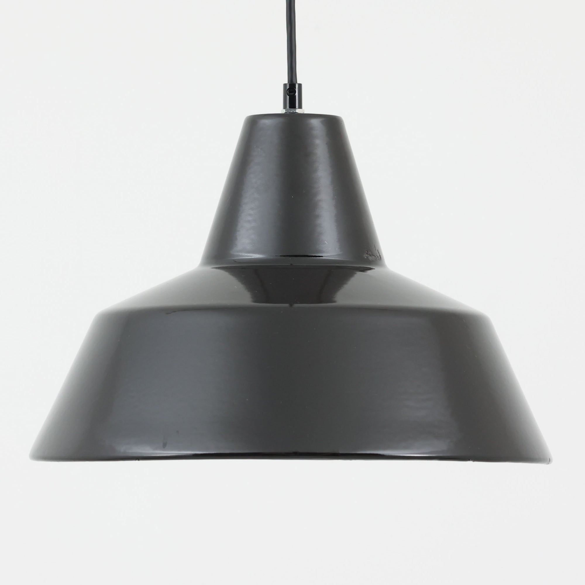 「The work shop lamp」です。Louis Poulsen社の定番ランプ。復刻品はアルミ製ですが、こちらはビンテージ品ならではの琺瑯＆エナメルモデル。艶感が魅力的です。