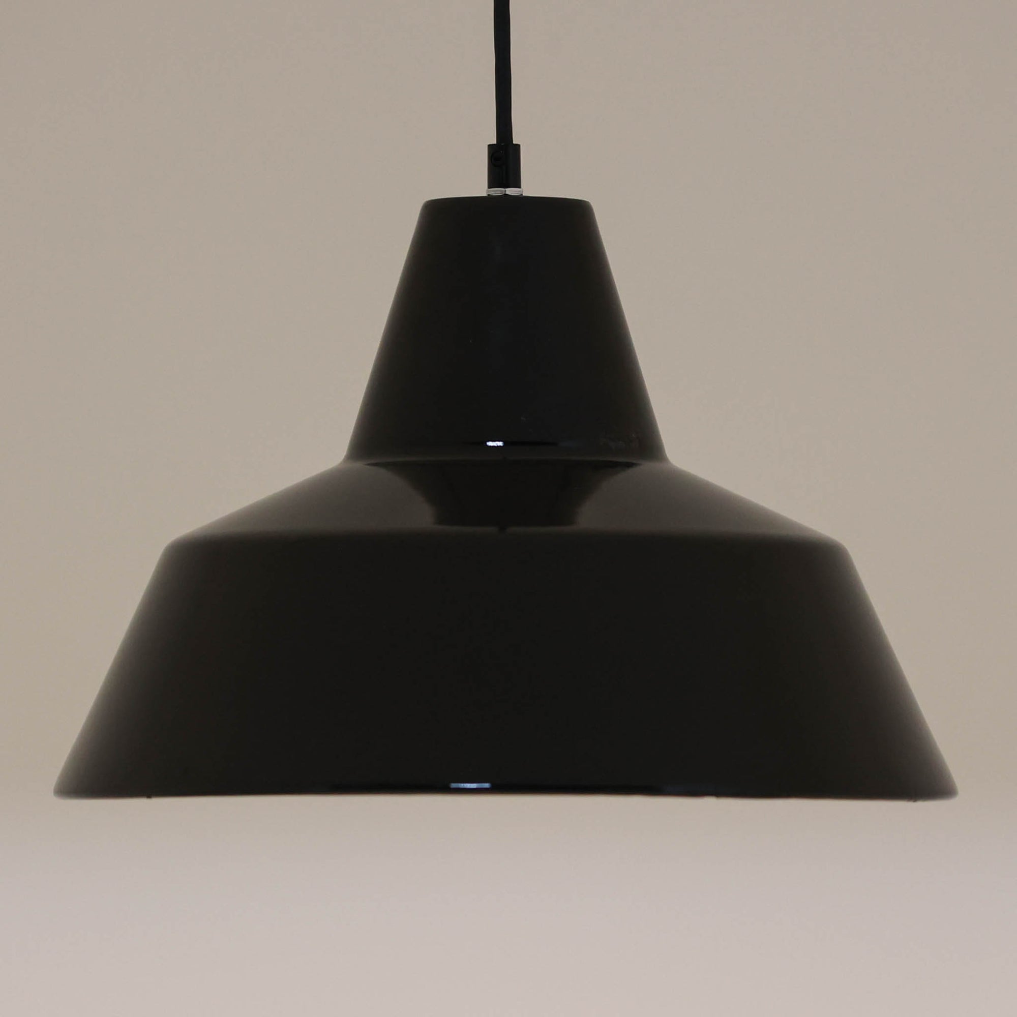 「The work shop lamp」です。Louis Poulsen社の定番ランプ。復刻品はアルミ製ですが、こちらはビンテージ品ならではの琺瑯＆エナメルモデル。艶感が魅力的です。