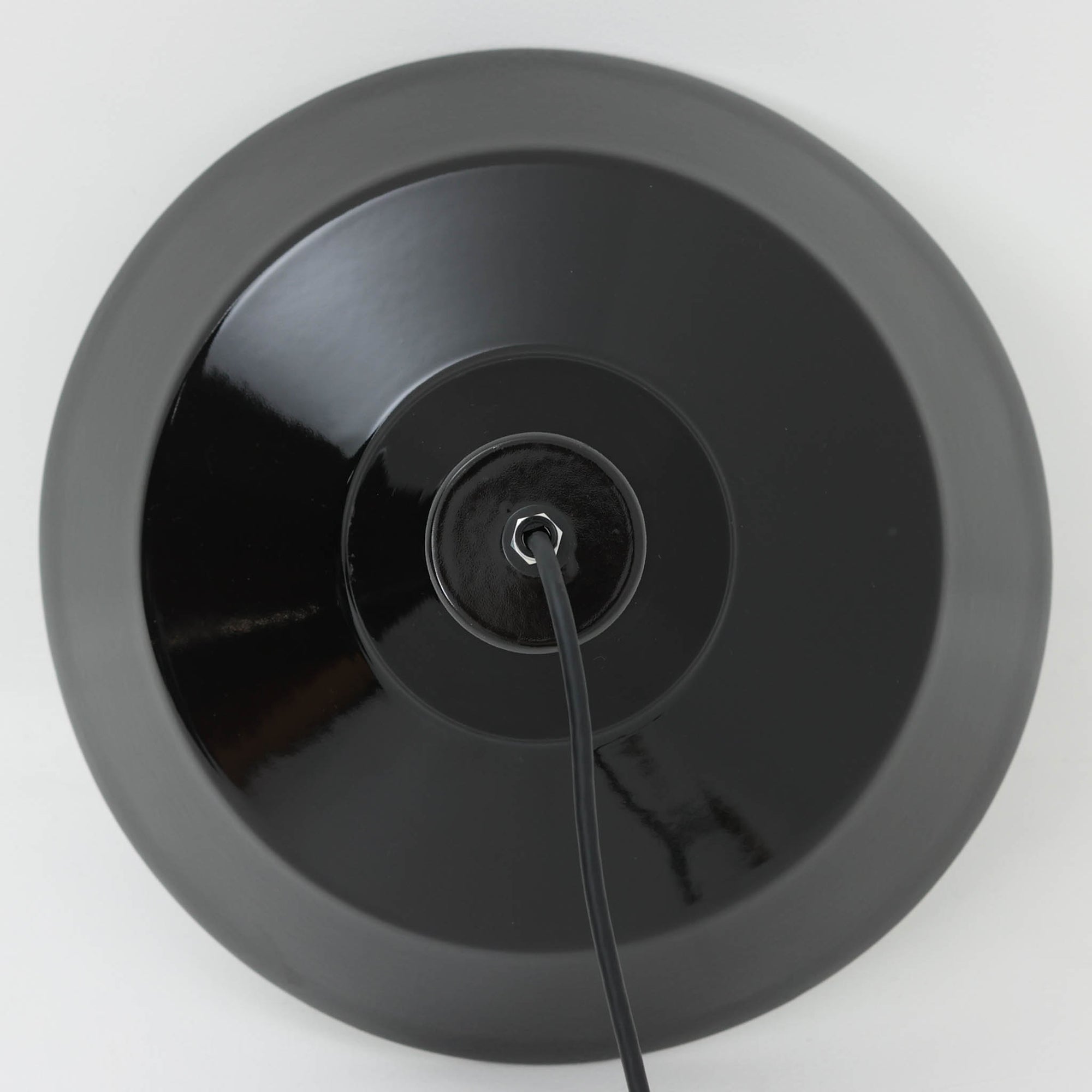「The work shop lamp」です。Louis Poulsen社の定番ランプ。復刻品はアルミ製ですが、こちらはビンテージ品ならではの琺瑯＆エナメルモデル。艶感が魅力的です。