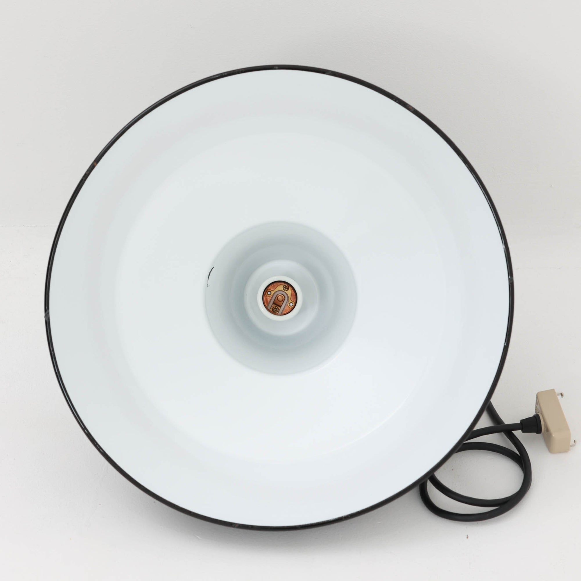 「The work shop lamp」です。Louis Poulsen社の定番ランプ。復刻品はアルミ製ですが、こちらはビンテージ品ならではの琺瑯＆エナメルモデル。艶感が魅力的です。