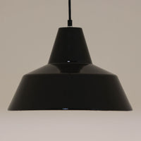 「The work shop lamp」です。Louis Poulsen社の定番ランプ。復刻品はアルミ製ですが、こちらはビンテージ品ならではの琺瑯＆エナメルモデル。艶感が魅力的です。