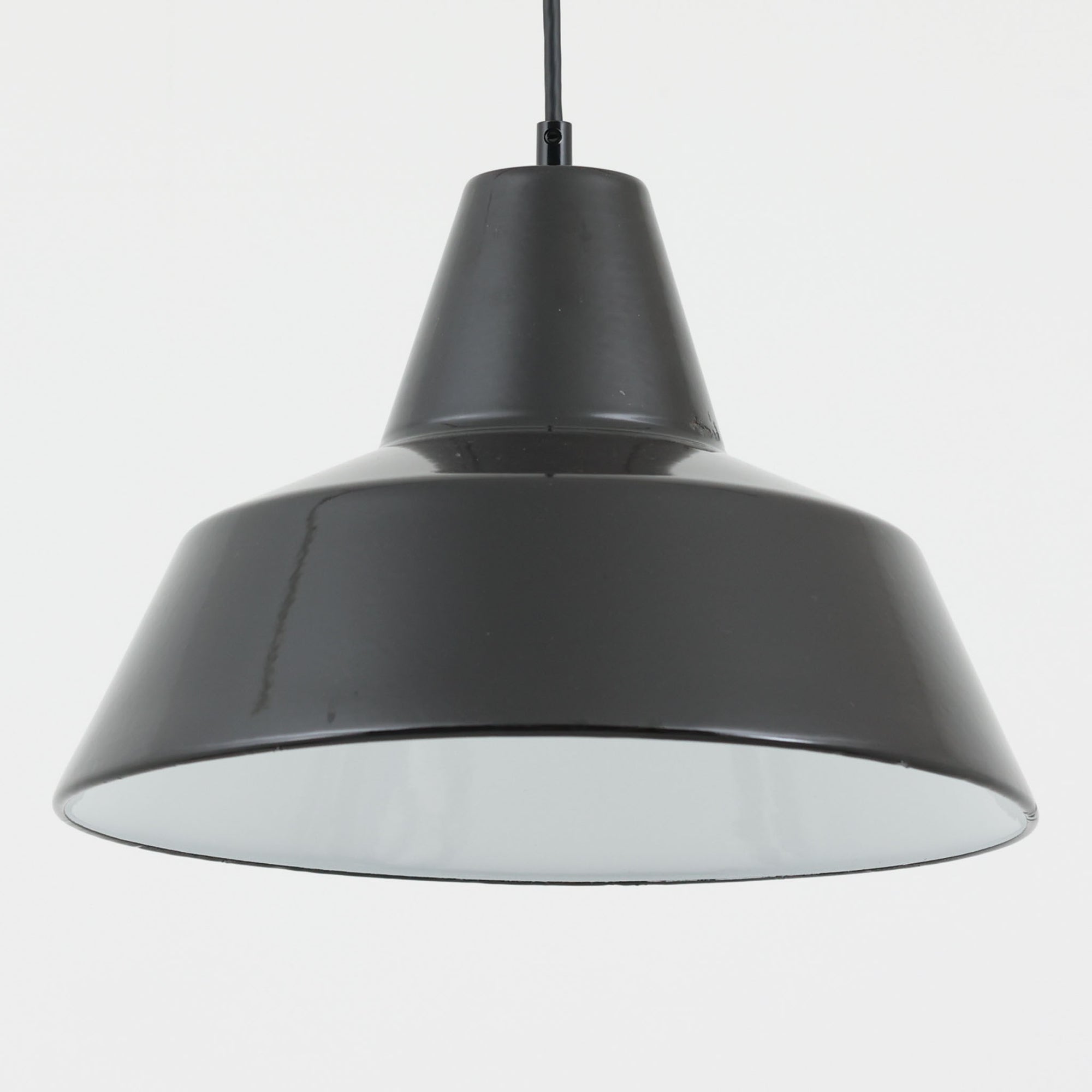 「The work shop lamp」です。Louis Poulsen社の定番ランプ。復刻品はアルミ製ですが、こちらはビンテージ品ならではの琺瑯＆エナメルモデル。艶感が魅力的です。