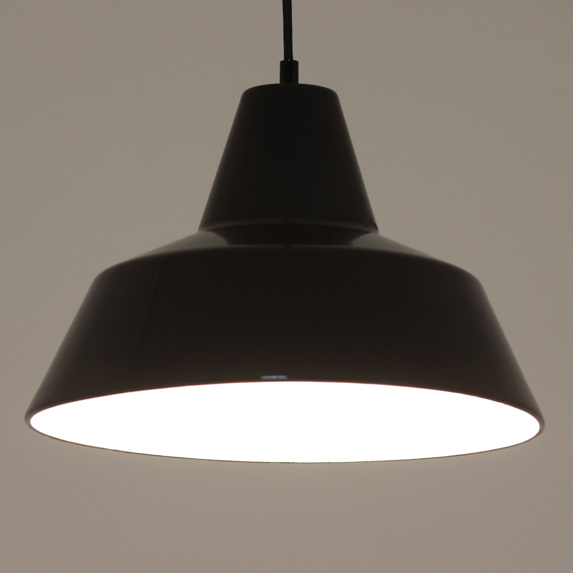 「The work shop lamp」です。Louis Poulsen社の定番ランプ。復刻品はアルミ製ですが、こちらはビンテージ品ならではの琺瑯＆エナメルモデル。艶感が魅力的です。