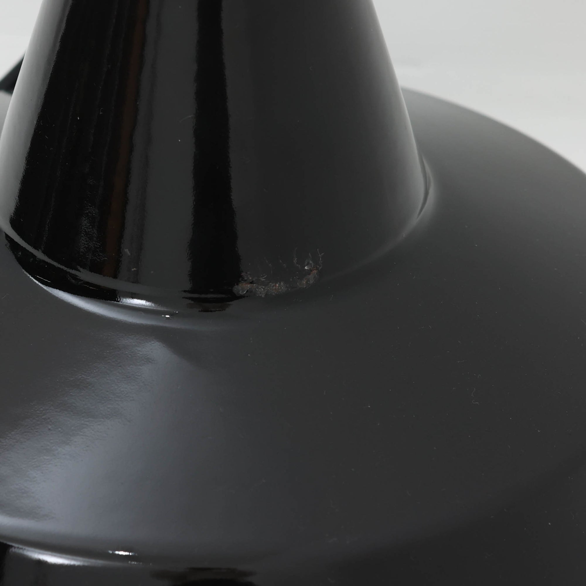 「The work shop lamp」です。Louis Poulsen社の定番ランプ。復刻品はアルミ製ですが、こちらはビンテージ品ならではの琺瑯＆エナメルモデル。艶感が魅力的です。