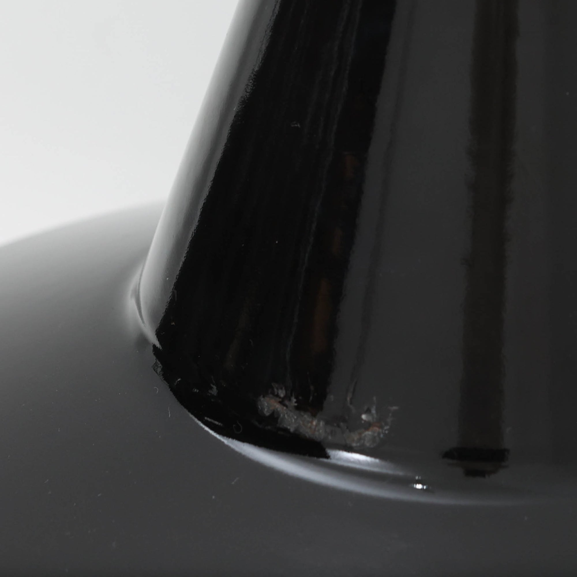 「The work shop lamp」です。Louis Poulsen社の定番ランプ。復刻品はアルミ製ですが、こちらはビンテージ品ならではの琺瑯＆エナメルモデル。艶感が魅力的です。