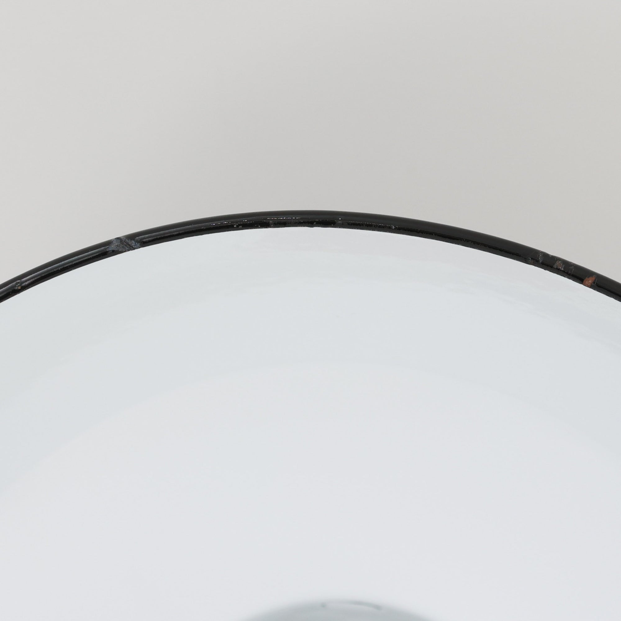 「The work shop lamp」です。Louis Poulsen社の定番ランプ。復刻品はアルミ製ですが、こちらはビンテージ品ならではの琺瑯＆エナメルモデル。艶感が魅力的です。