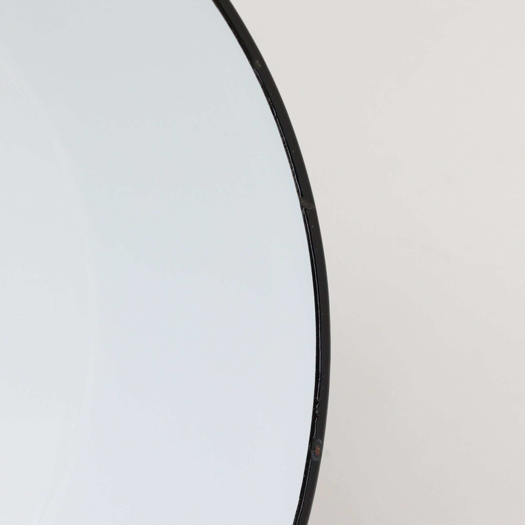 「The work shop lamp」です。Louis Poulsen社の定番ランプ。復刻品はアルミ製ですが、こちらはビンテージ品ならではの琺瑯＆エナメルモデル。艶感が魅力的です。