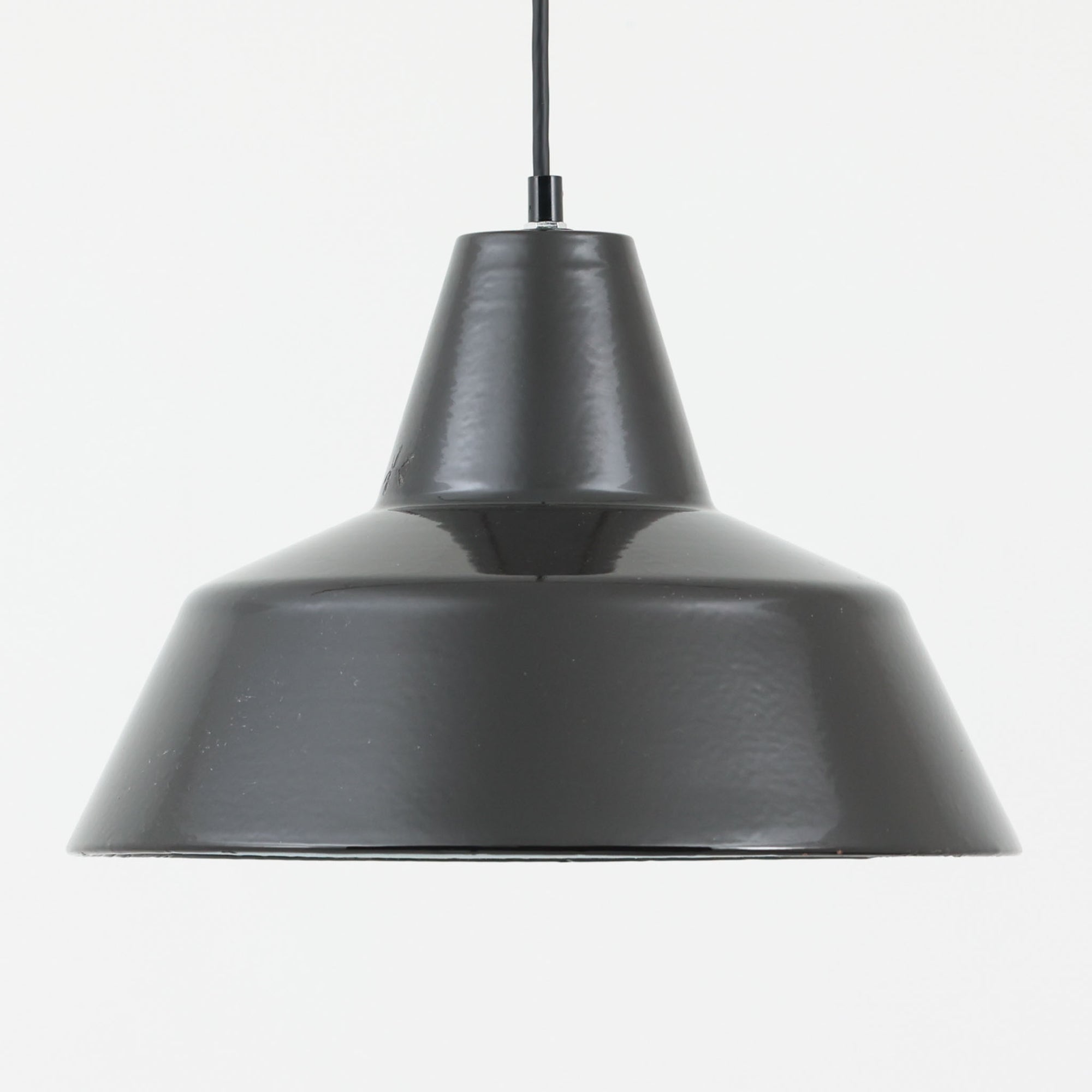 「The work shop lamp」です。Louis Poulsen社の定番ランプ。復刻品はアルミ製ですが、こちらはビンテージ品ならではの琺瑯＆エナメルモデル。艶感が魅力的です。