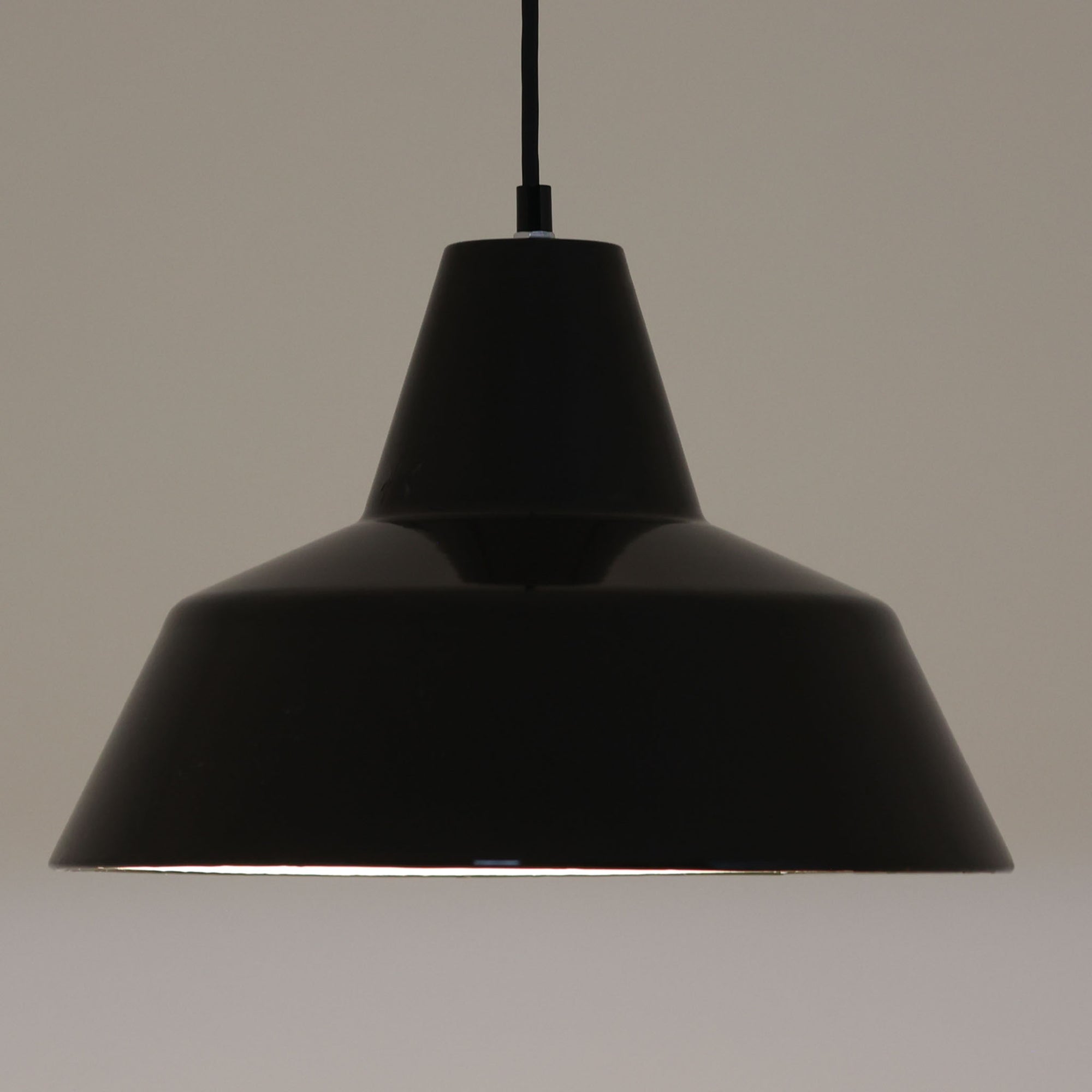 「The work shop lamp」です。Louis Poulsen社の定番ランプ。復刻品はアルミ製ですが、こちらはビンテージ品ならではの琺瑯＆エナメルモデル。艶感が魅力的です。