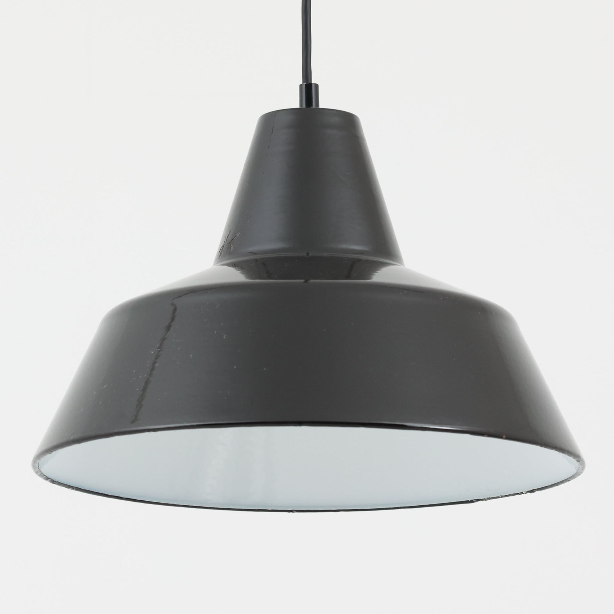 「The work shop lamp」です。Louis Poulsen社の定番ランプ。復刻品はアルミ製ですが、こちらはビンテージ品ならではの琺瑯＆エナメルモデル。艶感が魅力的です。
