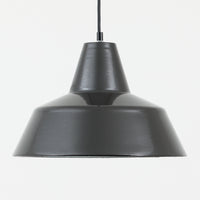 「The work shop lamp」です。Louis Poulsen社の定番ランプ。復刻品はアルミ製ですが、こちらはビンテージ品ならではの琺瑯＆エナメルモデル。艶感が魅力的です。