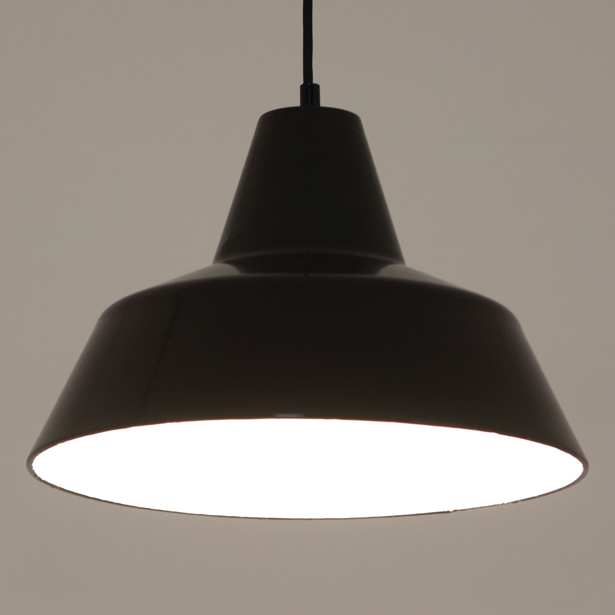 「The work shop lamp」です。Louis Poulsen社の定番ランプ。復刻品はアルミ製ですが、こちらはビンテージ品ならではの琺瑯＆エナメルモデル。艶感が魅力的です。