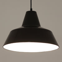 「The work shop lamp」です。Louis Poulsen社の定番ランプ。復刻品はアルミ製ですが、こちらはビンテージ品ならではの琺瑯＆エナメルモデル。艶感が魅力的です。