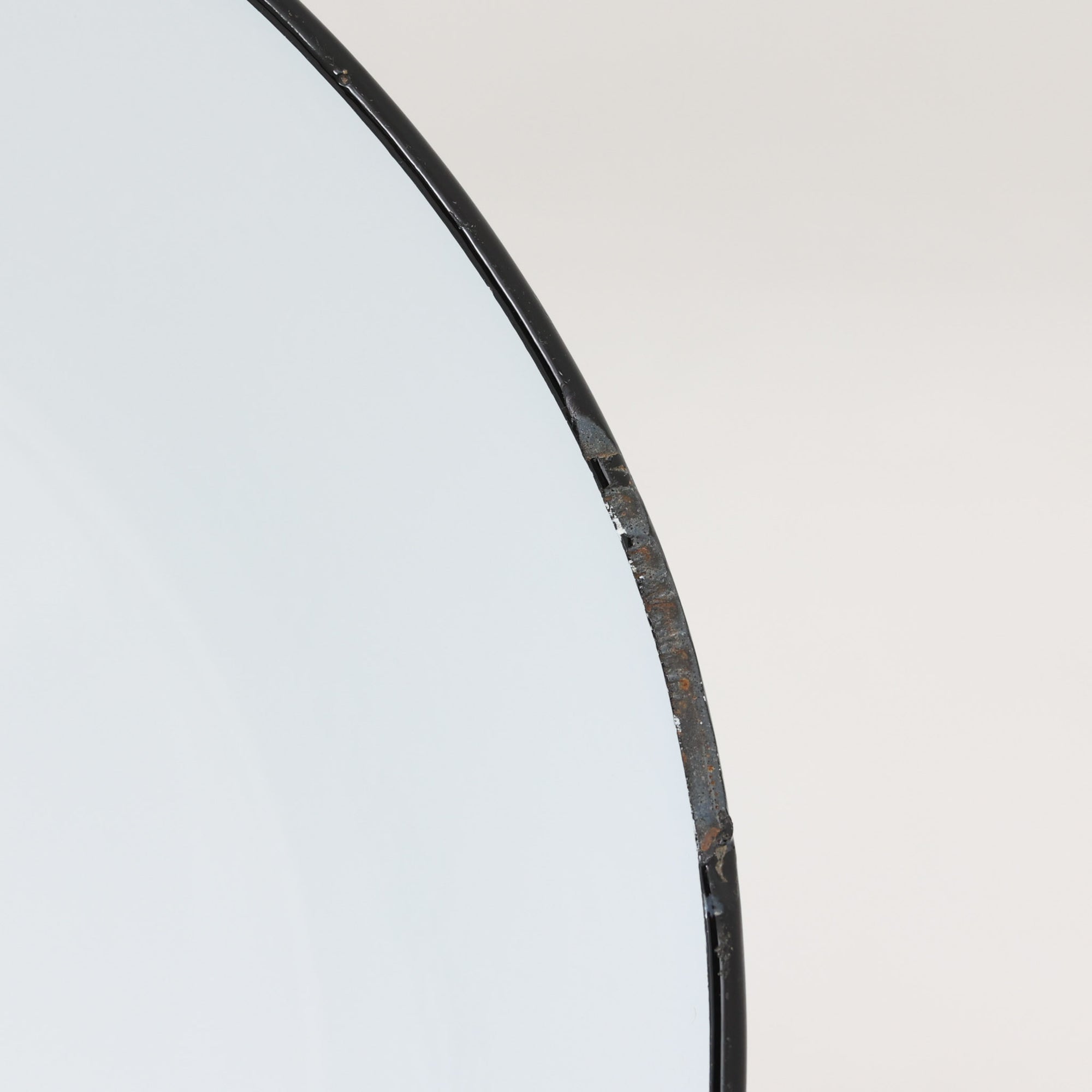 「The work shop lamp」です。Louis Poulsen社の定番ランプ。復刻品はアルミ製ですが、こちらはビンテージ品ならではの琺瑯＆エナメルモデル。艶感が魅力的です。