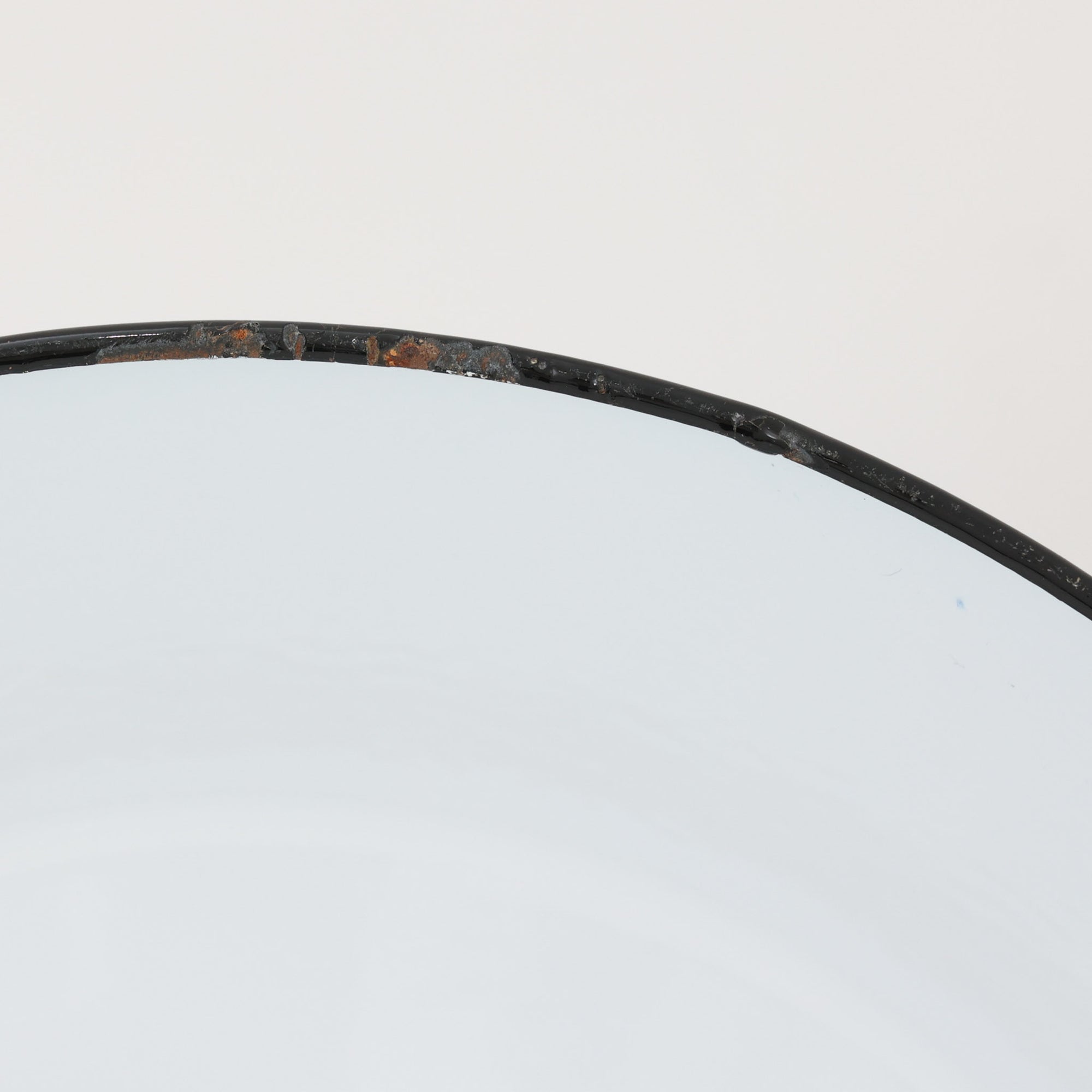 「The work shop lamp」です。Louis Poulsen社の定番ランプ。復刻品はアルミ製ですが、こちらはビンテージ品ならではの琺瑯＆エナメルモデル。艶感が魅力的です。