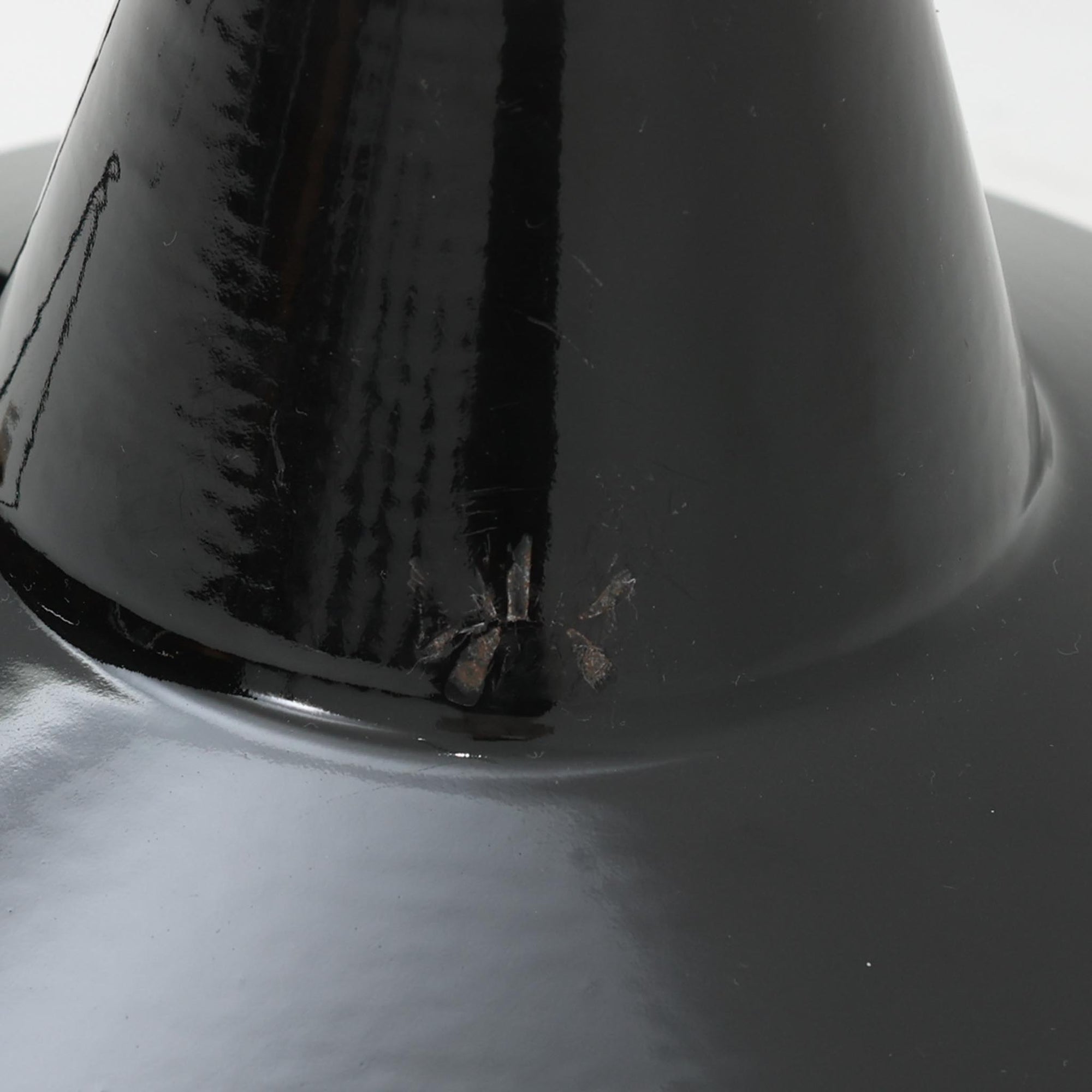 「The work shop lamp」です。Louis Poulsen社の定番ランプ。復刻品はアルミ製ですが、こちらはビンテージ品ならではの琺瑯＆エナメルモデル。艶感が魅力的です。