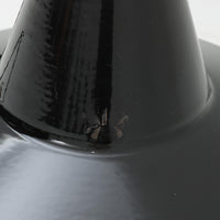 「The work shop lamp」です。Louis Poulsen社の定番ランプ。復刻品はアルミ製ですが、こちらはビンテージ品ならではの琺瑯＆エナメルモデル。艶感が魅力的です。