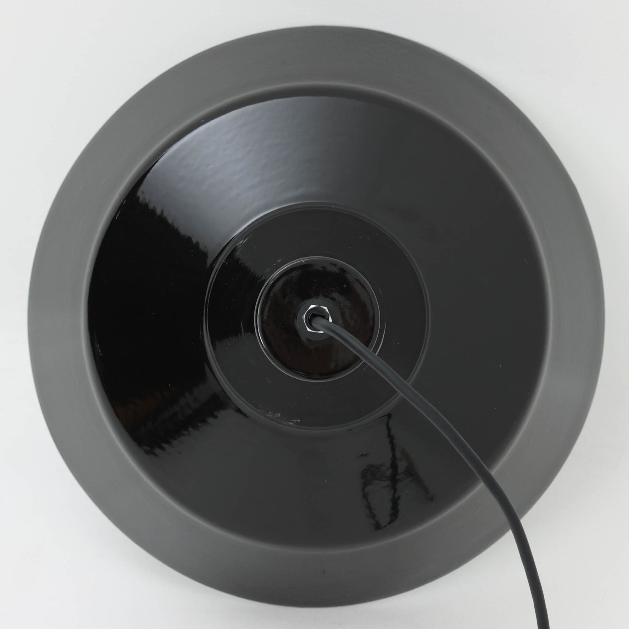 「The work shop lamp」です。Louis Poulsen社の定番ランプ。復刻品はアルミ製ですが、こちらはビンテージ品ならではの琺瑯＆エナメルモデル。艶感が魅力的です。