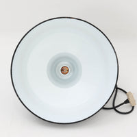 「The work shop lamp」です。Louis Poulsen社の定番ランプ。復刻品はアルミ製ですが、こちらはビンテージ品ならではの琺瑯＆エナメルモデル。艶感が魅力的です。