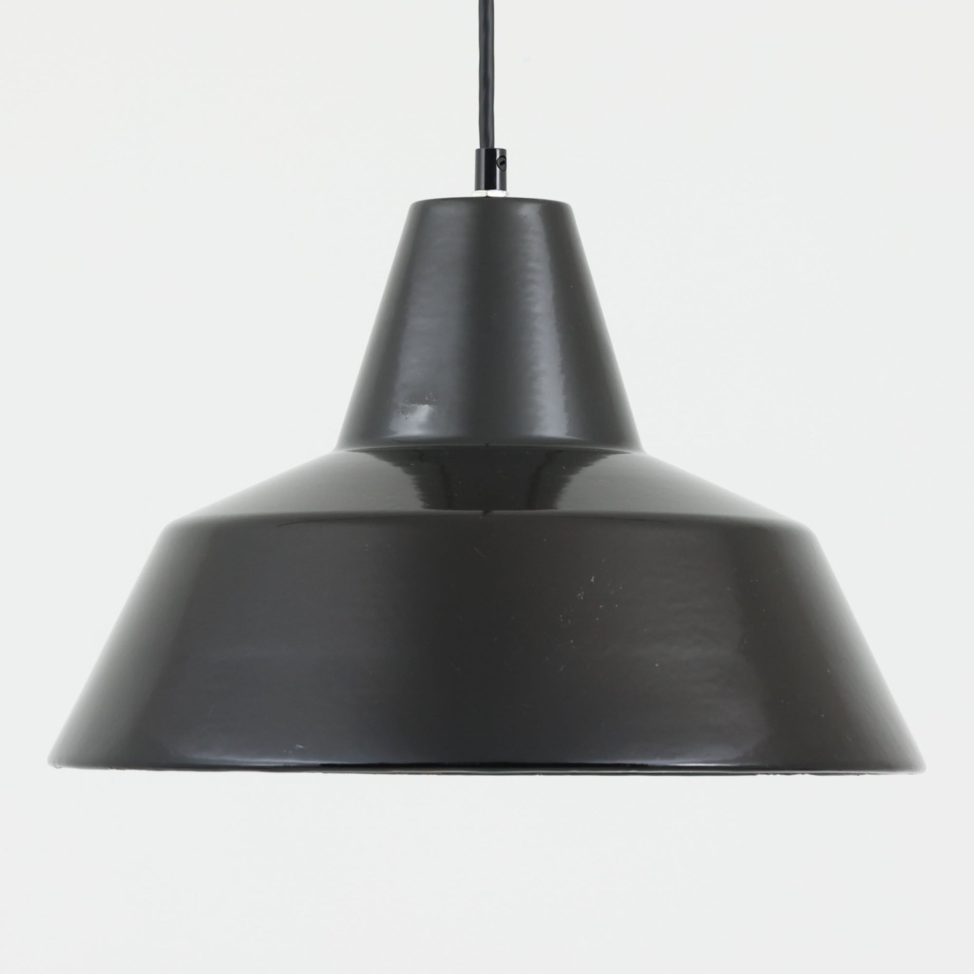 「The work shop lamp」です。Louis Poulsen社の定番ランプ。復刻品はアルミ製ですが、こちらはビンテージ品ならではの琺瑯＆エナメルモデル。艶感が魅力的です。