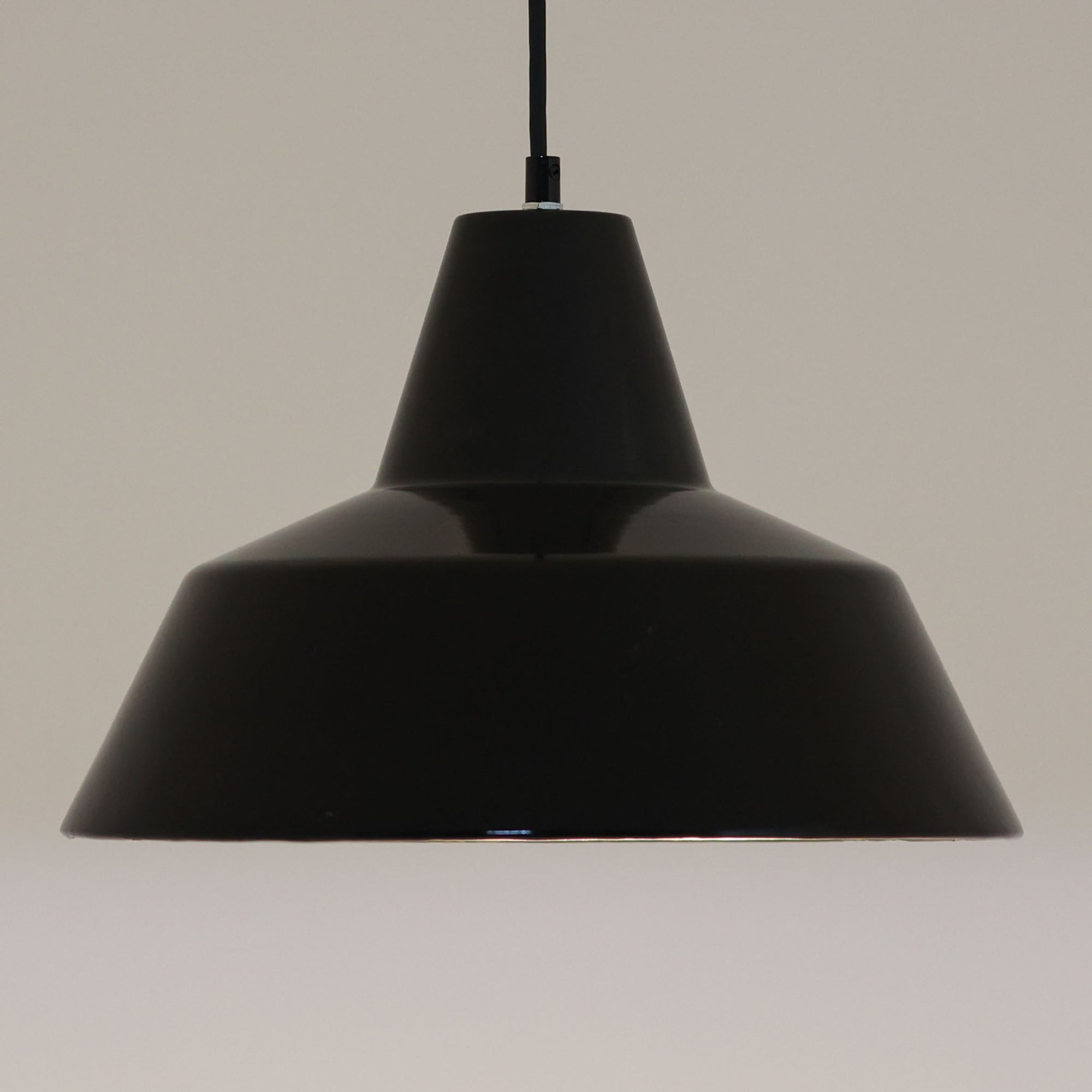 「The work shop lamp」です。Louis Poulsen社の定番ランプ。復刻品はアルミ製ですが、こちらはビンテージ品ならではの琺瑯＆エナメルモデル。艶感が魅力的です。
