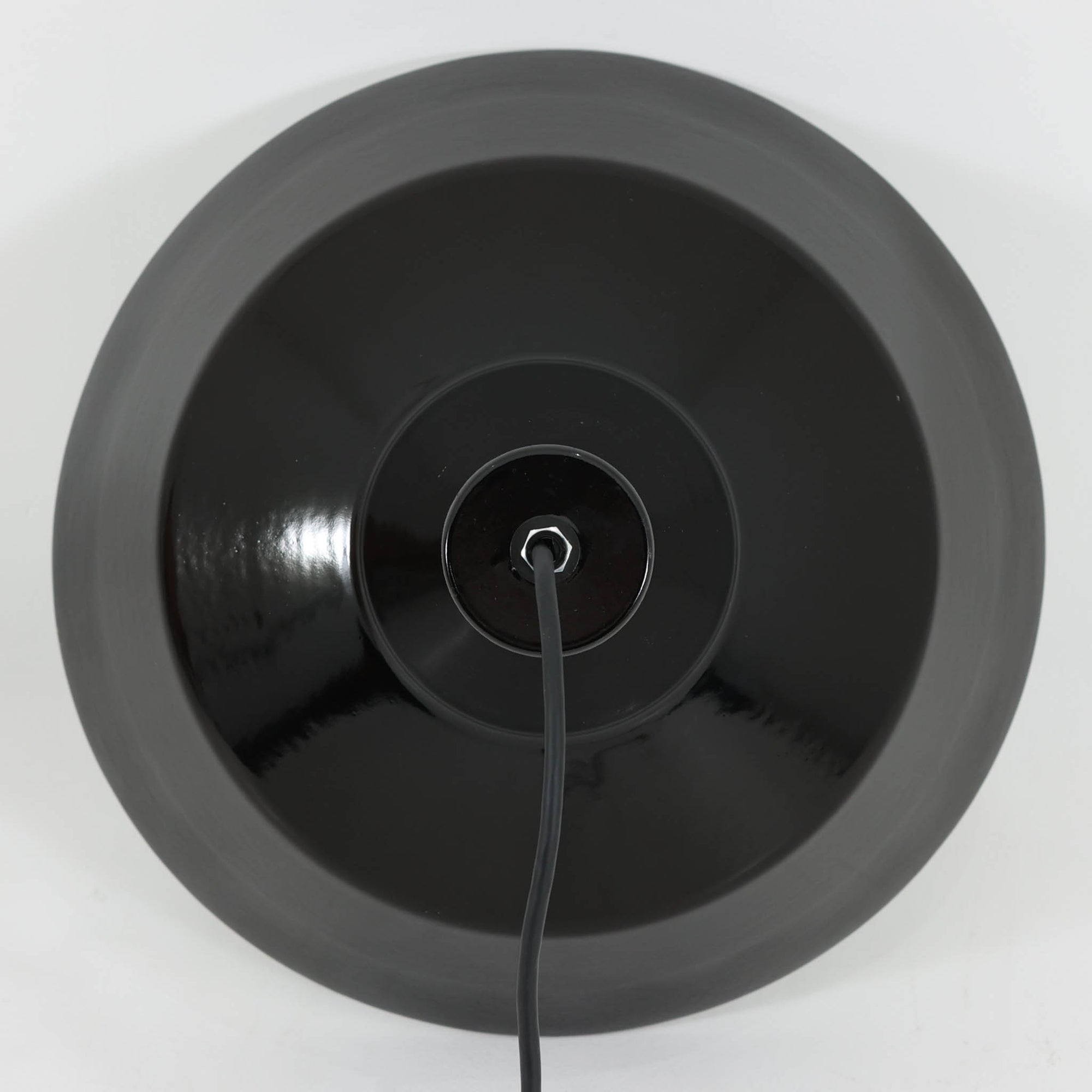 「The work shop lamp」です。Louis Poulsen社の定番ランプ。復刻品はアルミ製ですが、こちらはビンテージ品ならではの琺瑯＆エナメルモデル。艶感が魅力的です。
