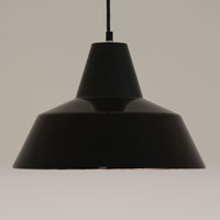 「The work shop lamp」です。Louis Poulsen社の定番ランプ。復刻品はアルミ製ですが、こちらはビンテージ品ならではの琺瑯＆エナメルモデル。艶感が魅力的です。
