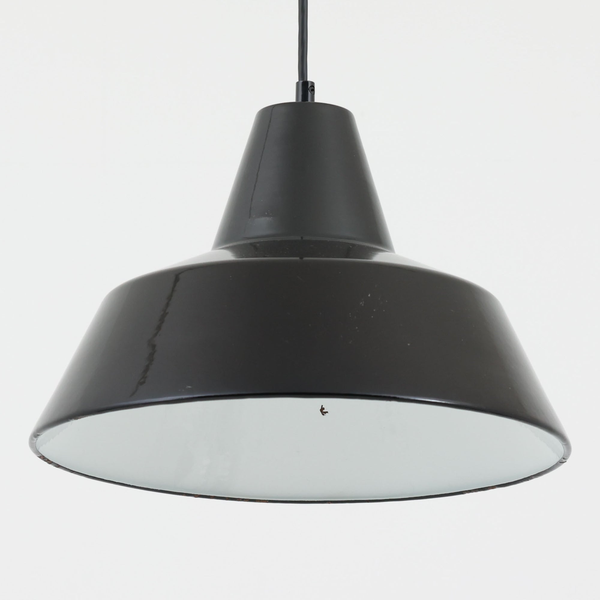 「The work shop lamp」です。Louis Poulsen社の定番ランプ。復刻品はアルミ製ですが、こちらはビンテージ品ならではの琺瑯＆エナメルモデル。艶感が魅力的です。