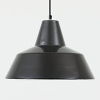 「The work shop lamp」です。Louis Poulsen社の定番ランプ。復刻品はアルミ製ですが、こちらはビンテージ品ならではの琺瑯＆エナメルモデル。艶感が魅力的です。