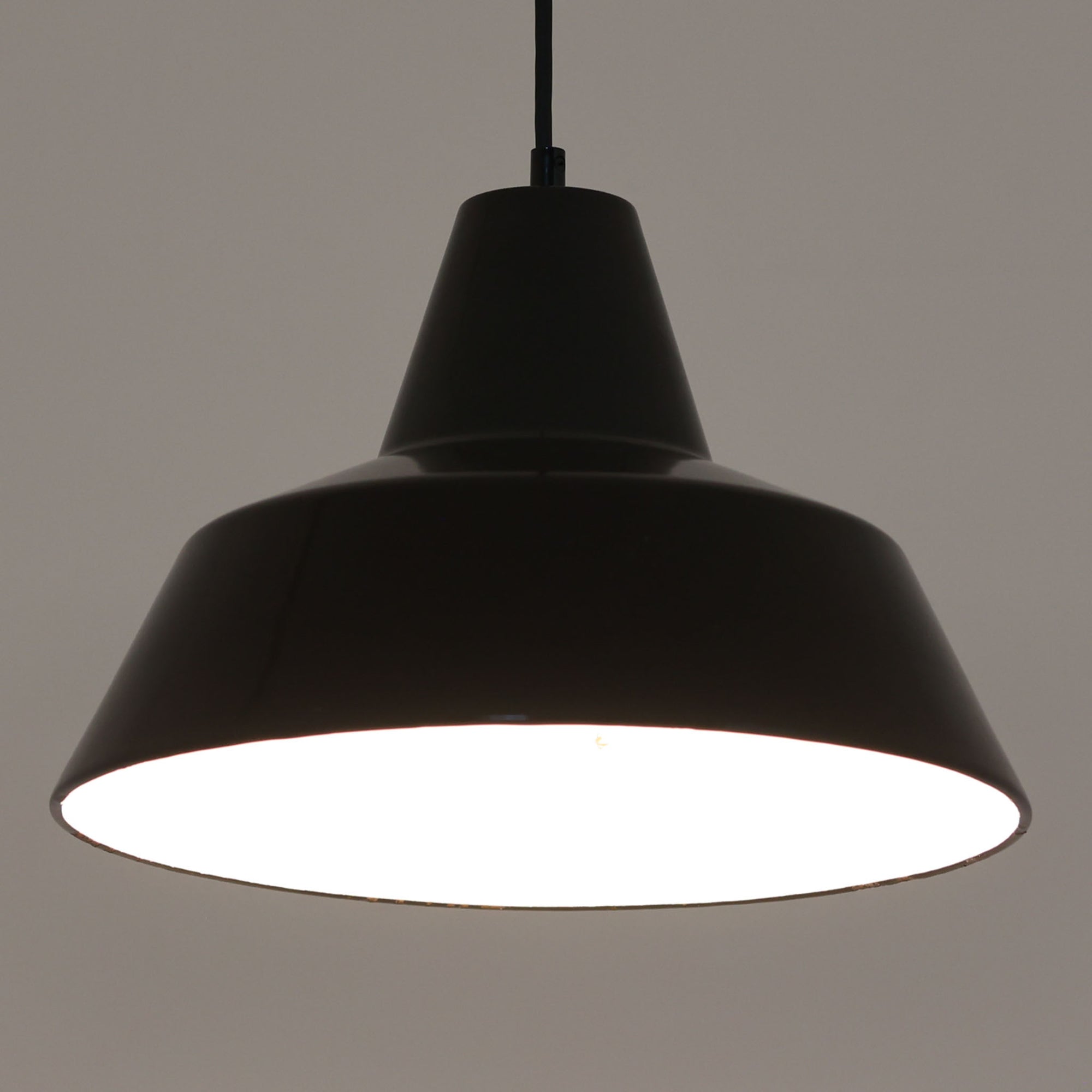 「The work shop lamp」です。Louis Poulsen社の定番ランプ。復刻品はアルミ製ですが、こちらはビンテージ品ならではの琺瑯＆エナメルモデル。艶感が魅力的です。