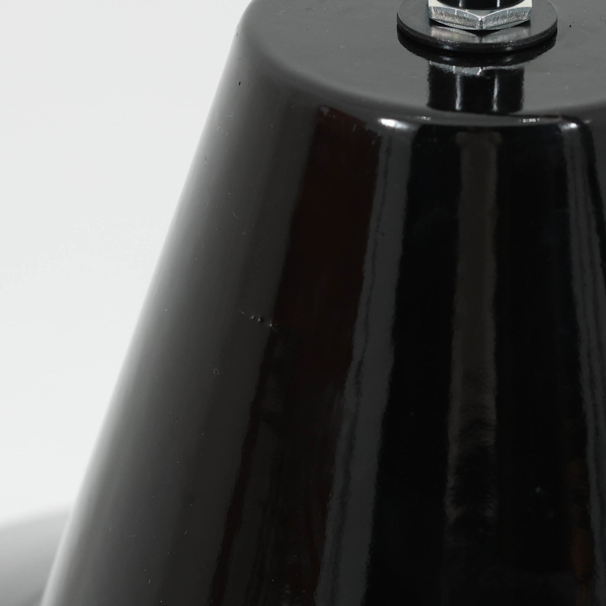 「The work shop lamp」です。Louis Poulsen社の定番ランプ。復刻品はアルミ製ですが、こちらはビンテージ品ならではの琺瑯＆エナメルモデル。艶感が魅力的です。