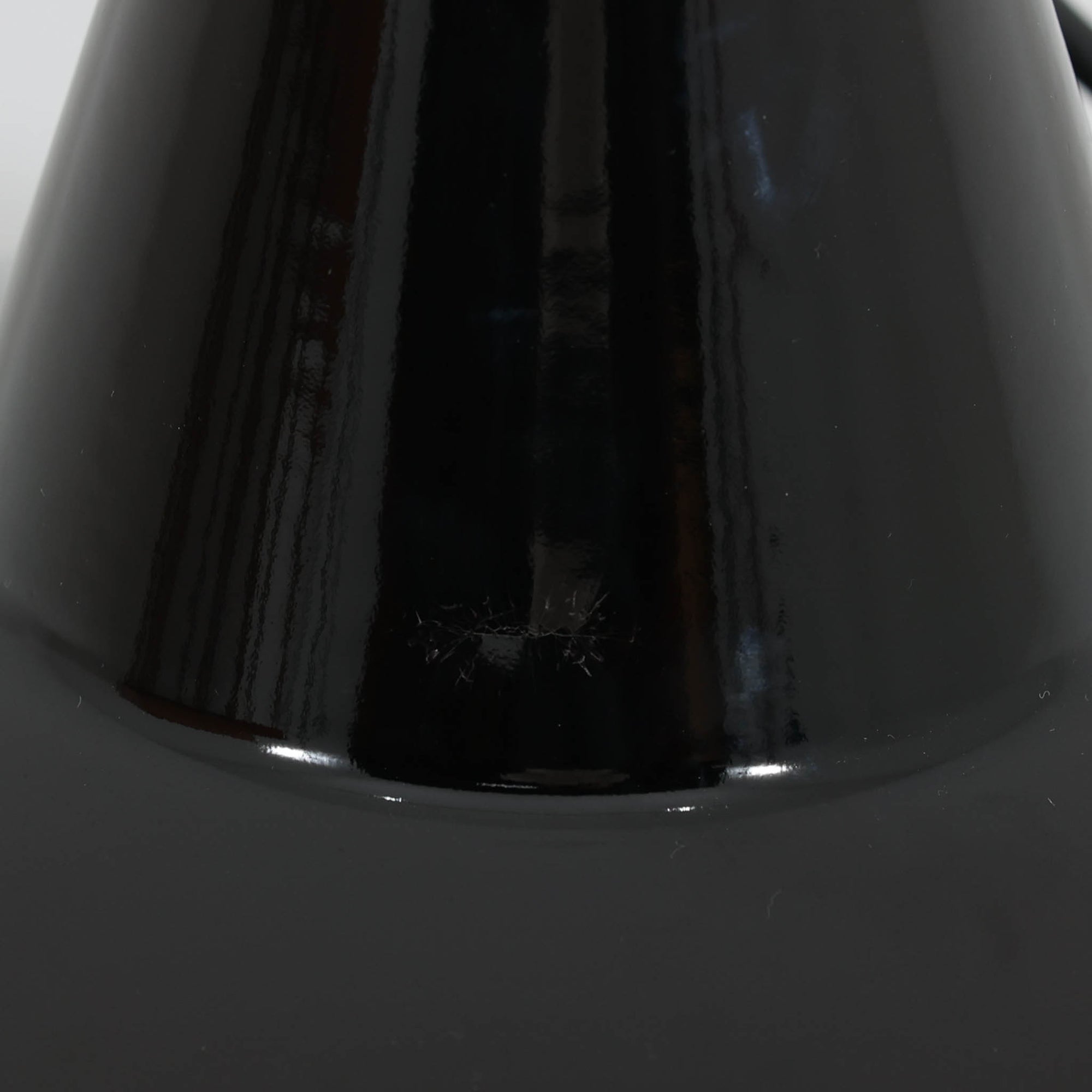 「The work shop lamp」です。Louis Poulsen社の定番ランプ。復刻品はアルミ製ですが、こちらはビンテージ品ならではの琺瑯＆エナメルモデル。艶感が魅力的です。