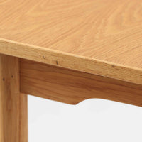 オーク材の美しい木目が際立つこちらのエクステンションテーブルは、バタフライ式の天板を採用しており、必要に応じて両サイドを拡張できる機能的な構造が魅力です。無駄のないシンプルなフォルムと優しい木肌は、北欧ビンテージ家具ならではの落ち着いた雰囲気を醸し出しており、空間に温もりを添えてくれます。使わないときはコンパクトにたたんでおけるため、限られたスペースでも取り入れやすく、実用性と美しさを兼ね備えた一台です。