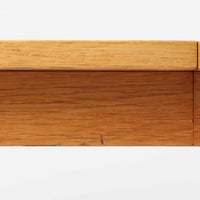 オーク材の美しい木目が際立つこちらのエクステンションテーブルは、バタフライ式の天板を採用しており、必要に応じて両サイドを拡張できる機能的な構造が魅力です。無駄のないシンプルなフォルムと優しい木肌は、北欧ビンテージ家具ならではの落ち着いた雰囲気を醸し出しており、空間に温もりを添えてくれます。使わないときはコンパクトにたたんでおけるため、限られたスペースでも取り入れやすく、実用性と美しさを兼ね備えた一台です。