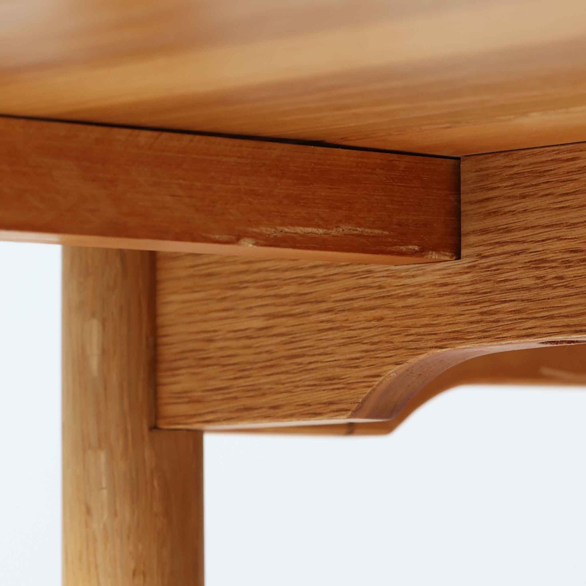 オーク材の美しい木目が際立つこちらのエクステンションテーブルは、バタフライ式の天板を採用しており、必要に応じて両サイドを拡張できる機能的な構造が魅力です。無駄のないシンプルなフォルムと優しい木肌は、北欧ビンテージ家具ならではの落ち着いた雰囲気を醸し出しており、空間に温もりを添えてくれます。使わないときはコンパクトにたたんでおけるため、限られたスペースでも取り入れやすく、実用性と美しさを兼ね備えた一台です。