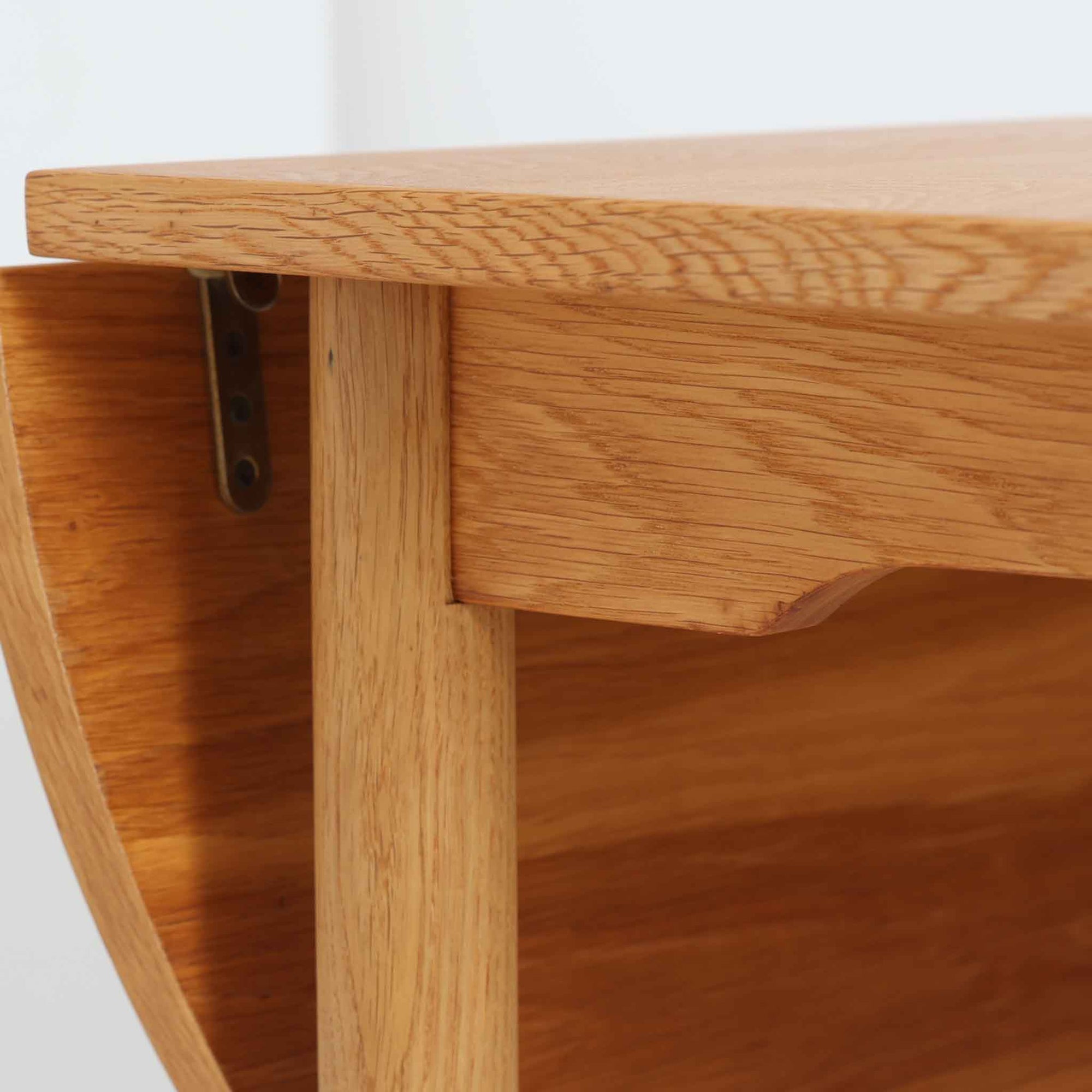 オーク材の美しい木目が際立つこちらのエクステンションテーブルは、バタフライ式の天板を採用しており、必要に応じて両サイドを拡張できる機能的な構造が魅力です。無駄のないシンプルなフォルムと優しい木肌は、北欧ビンテージ家具ならではの落ち着いた雰囲気を醸し出しており、空間に温もりを添えてくれます。使わないときはコンパクトにたたんでおけるため、限られたスペースでも取り入れやすく、実用性と美しさを兼ね備えた一台です。