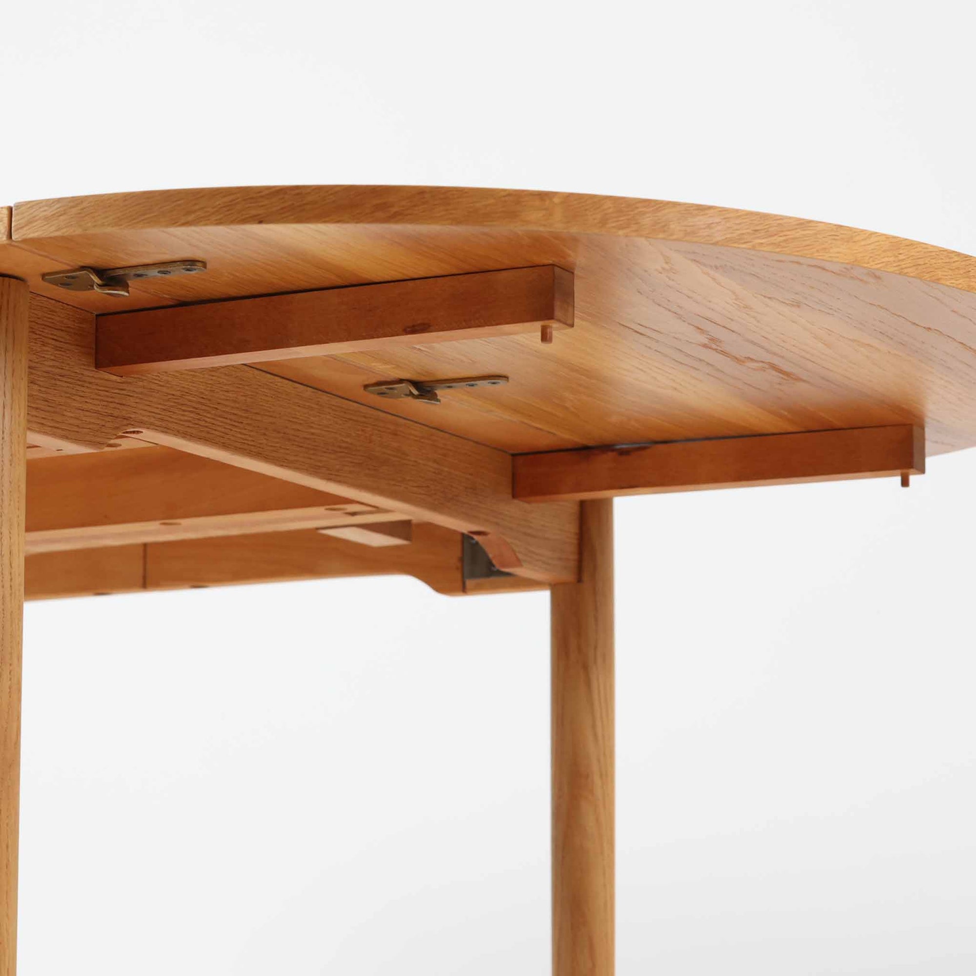 オーク材の美しい木目が際立つこちらのエクステンションテーブルは、バタフライ式の天板を採用しており、必要に応じて両サイドを拡張できる機能的な構造が魅力です。無駄のないシンプルなフォルムと優しい木肌は、北欧ビンテージ家具ならではの落ち着いた雰囲気を醸し出しており、空間に温もりを添えてくれます。使わないときはコンパクトにたたんでおけるため、限られたスペースでも取り入れやすく、実用性と美しさを兼ね備えた一台です。