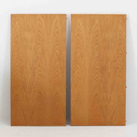 オーク材の美しい木目が際立つこちらのエクステンションテーブルは、バタフライ式の天板を採用しており、必要に応じて両サイドを拡張できる機能的な構造が魅力です。無駄のないシンプルなフォルムと優しい木肌は、北欧ビンテージ家具ならではの落ち着いた雰囲気を醸し出しており、空間に温もりを添えてくれます。使わないときはコンパクトにたたんでおけるため、限られたスペースでも取り入れやすく、実用性と美しさを兼ね備えた一台です。