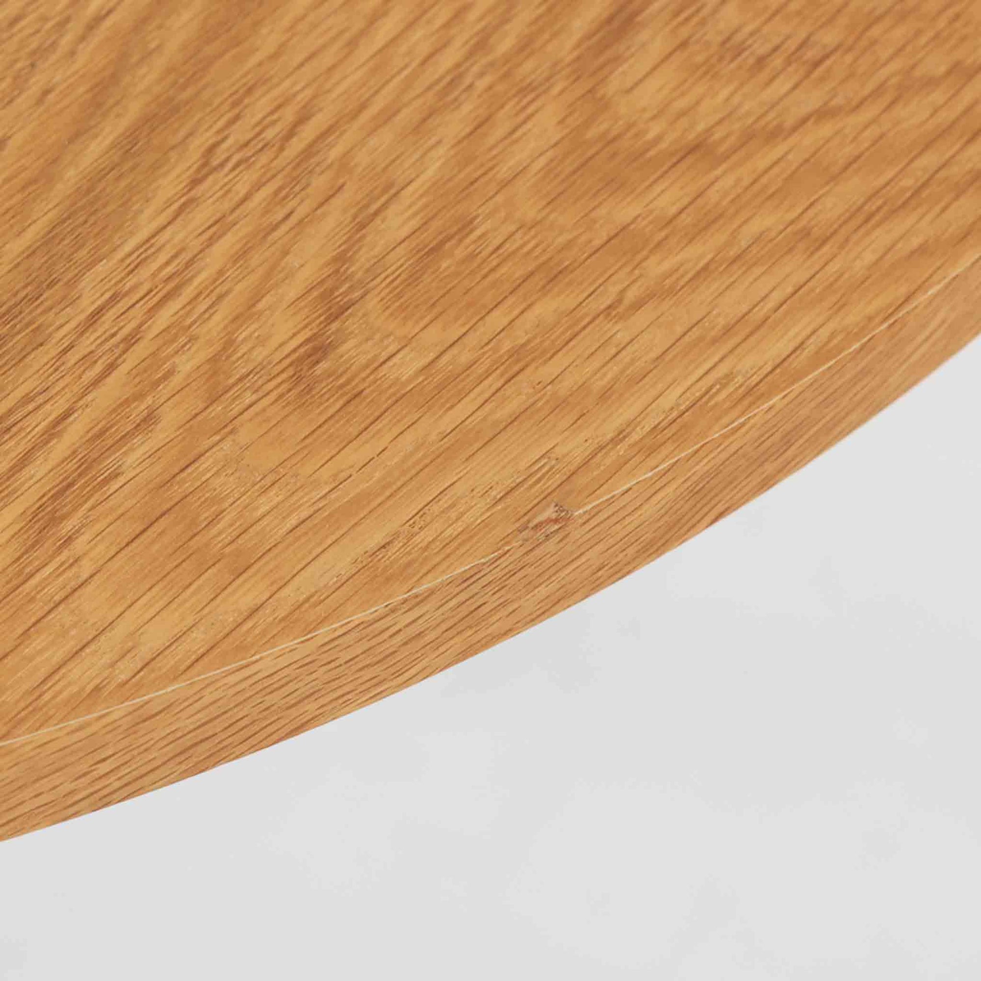 オーク材の美しい木目が際立つこちらのエクステンションテーブルは、バタフライ式の天板を採用しており、必要に応じて両サイドを拡張できる機能的な構造が魅力です。無駄のないシンプルなフォルムと優しい木肌は、北欧ビンテージ家具ならではの落ち着いた雰囲気を醸し出しており、空間に温もりを添えてくれます。使わないときはコンパクトにたたんでおけるため、限られたスペースでも取り入れやすく、実用性と美しさを兼ね備えた一台です。