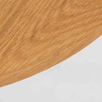 オーク材の美しい木目が際立つこちらのエクステンションテーブルは、バタフライ式の天板を採用しており、必要に応じて両サイドを拡張できる機能的な構造が魅力です。無駄のないシンプルなフォルムと優しい木肌は、北欧ビンテージ家具ならではの落ち着いた雰囲気を醸し出しており、空間に温もりを添えてくれます。使わないときはコンパクトにたたんでおけるため、限られたスペースでも取り入れやすく、実用性と美しさを兼ね備えた一台です。