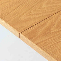 オーク材の美しい木目が際立つこちらのエクステンションテーブルは、バタフライ式の天板を採用しており、必要に応じて両サイドを拡張できる機能的な構造が魅力です。無駄のないシンプルなフォルムと優しい木肌は、北欧ビンテージ家具ならではの落ち着いた雰囲気を醸し出しており、空間に温もりを添えてくれます。使わないときはコンパクトにたたんでおけるため、限られたスペースでも取り入れやすく、実用性と美しさを兼ね備えた一台です。