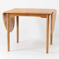 オーク材の美しい木目が際立つこちらのエクステンションテーブルは、バタフライ式の天板を採用しており、必要に応じて両サイドを拡張できる機能的な構造が魅力です。無駄のないシンプルなフォルムと優しい木肌は、北欧ビンテージ家具ならではの落ち着いた雰囲気を醸し出しており、空間に温もりを添えてくれます。使わないときはコンパクトにたたんでおけるため、限られたスペースでも取り入れやすく、実用性と美しさを兼ね備えた一台です。